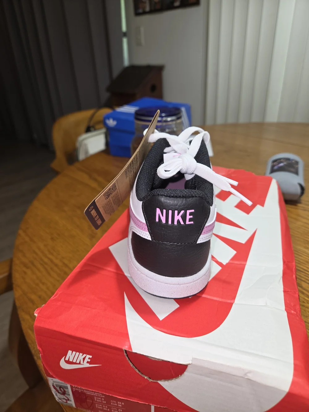 Nike Kids Low-Top Sneaker in Pink/Black